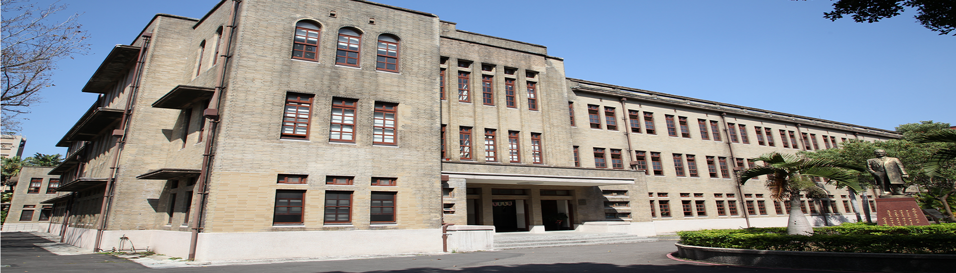 中山女高逸仙樓大門